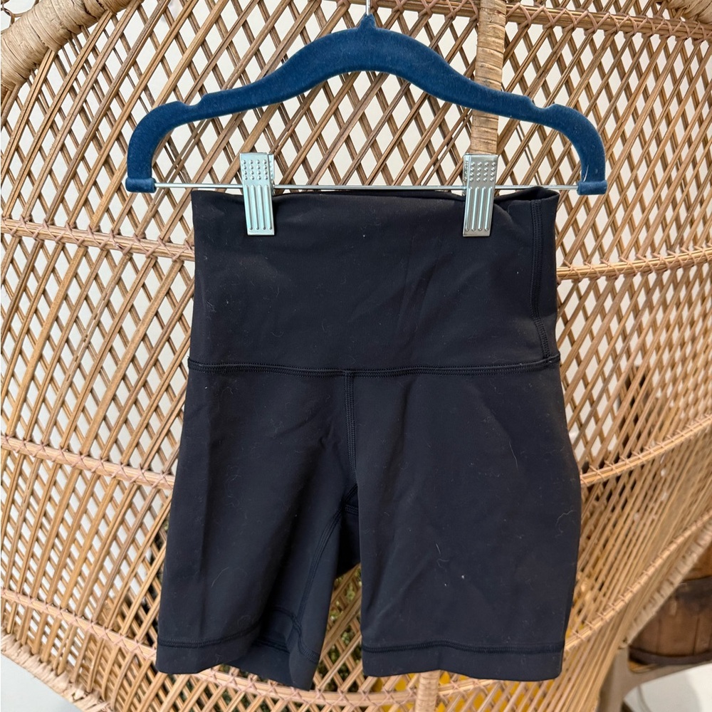 black lululemon biker shorts